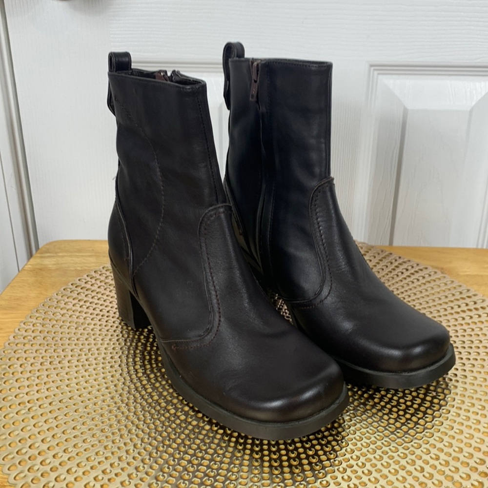 FitZwell Brown 2” heeled boots size 6M. Leather upper, zippers on inside